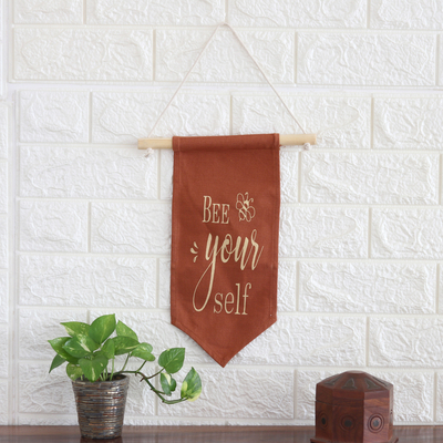 Wandbehang aus Baumwolle - Bedruckter, inspirierender Wandbehang aus brauner Baumwolle aus Indien