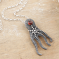 Granat-Anhänger-Halskette, „The Crimson Sage“ – Oktopus-Anhänger-Halskette aus Sterlingsilber mit natürlichem Granat