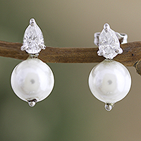 Pendientes colgantes de perlas cultivadas y moissanite, 'Moonlight Dewdrop' - Pendientes colgantes de perlas cultivadas de moissanite y plata esterlina