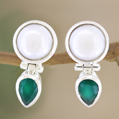 Aretes colgantes de perlas cultivadas y ónix - Aretes colgantes de perlas cultivadas y ónix verde elaborados en la India