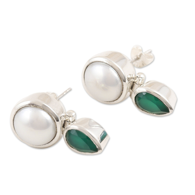 Aretes colgantes de perlas cultivadas y ónix - Aretes colgantes de perlas cultivadas y ónix verde elaborados en la India