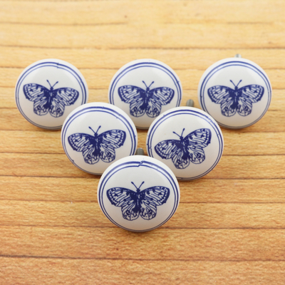Tiradores de cerámica, (juego de 6) - Juego de 6 pomos de cerámica artesanales con temática de mariposas en azul