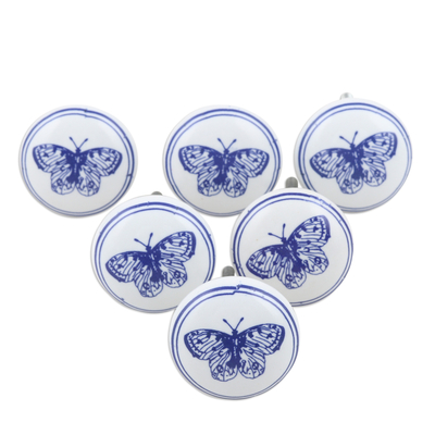 Tiradores de cerámica, (juego de 6) - Juego de 6 pomos de cerámica artesanales con temática de mariposas en azul