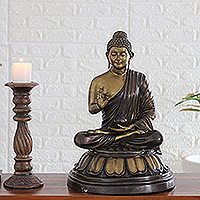 Messingskulptur „The Sage's Influence“ – Traditionelle Messingskulptur eines Buddha mit antikem Finish
