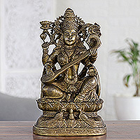 Escultura de latón, 'La sabiduría de Saraswati' - Escultura de latón tradicional de Saraswati con acabado antiguo
