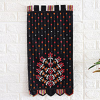 Wandbehang aus Baumwolle, „Crimson Spring“ – handgefertigter, bestickter Wandbehang aus Baumwolle mit Blumenmuster aus Indien