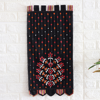 Wandbehang aus Baumwolle - Handgefertigter Wandbehang aus bestickter Baumwolle mit Blumenmuster aus Indien