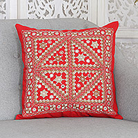 Funda de cojín de algodón bordado, 'Constelación cardenal' - Funda de cojín de algodón rojo geométrico bordado de la India