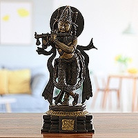 Escultura de latón, 'Krishna Playing' - Escultura de latón de Krishna con acabado envejecido de la India