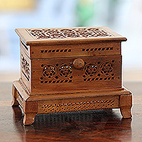 Caja decorativa de madera, 'Jali' - Caja decorativa de madera tallada a mano con detalles calados de Jali