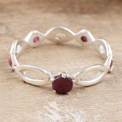 anillo de rubí - Anillo de banda de plata esterlina pulida con joyas de rubí