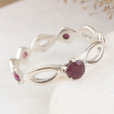 anillo de rubí - Anillo de banda de plata esterlina pulida con joyas de rubí