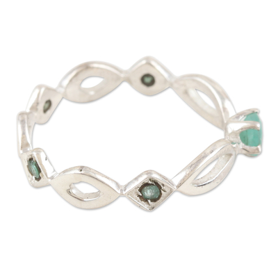 anillo de esmeralda - Anillo de banda de plata esterlina pulida con joyas de esmeralda