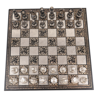 Juego de ajedrez de latón. - Juego de ajedrez tradicional de latón con caja de almacenamiento roja de madera.