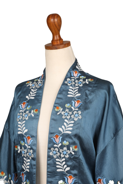 Bestickte Kimonojacke, „Folklore Birds“ - Kimonojacke aus azurblauer Viskose mit Blumenstickerei aus Baumwolle