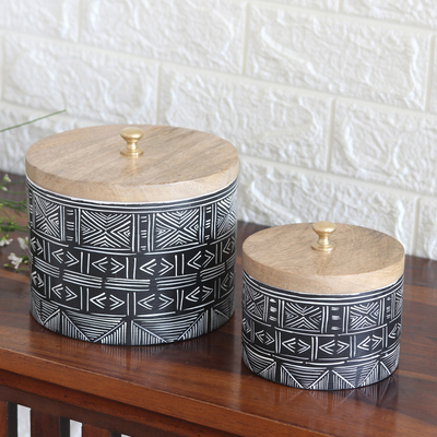 Dekoboxen aus Holz, 'Bohemian Secrets' (2er-Set) - Set aus 2 handgefertigten geometrischen Schwarz-Weiß-Dekorationsboxen