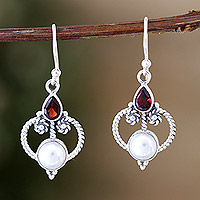Ohrhänger aus Zuchtperlen und Granat, „Crimson Mansion“ – Ohrhänger aus Sterlingsilber mit Perlen und Granat-Edelsteinen