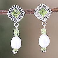 Pendientes colgantes con cuentas de peridoto y perlas cultivadas, 'Fortune Gems' - Pendientes colgantes con cuentas de perlas cultivadas y peridoto de la India