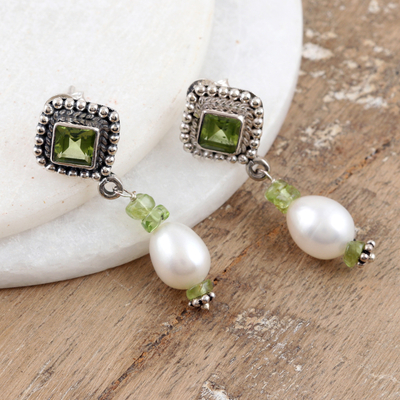 Pendientes colgantes con cuentas de peridoto y perlas cultivadas - Aretes colgantes con perlas cultivadas y peridotos de la India