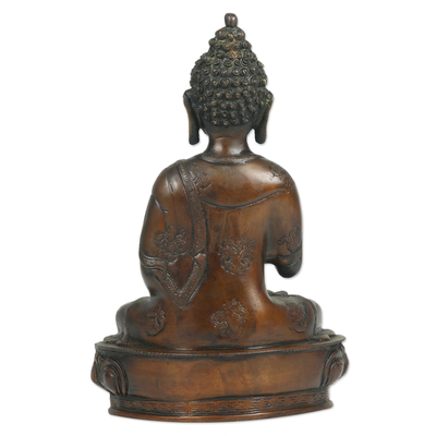 Skulptur aus Messing, 'Die Gelassenheit des Meisters - Antikisierte Messing-Skulptur eines traditionellen Buddhas