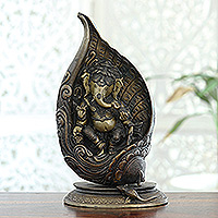Escultura de latón, 'Ganesha compasivo' - Escultura de latón con acabado antiguo de Ganesha en un pétalo de loto