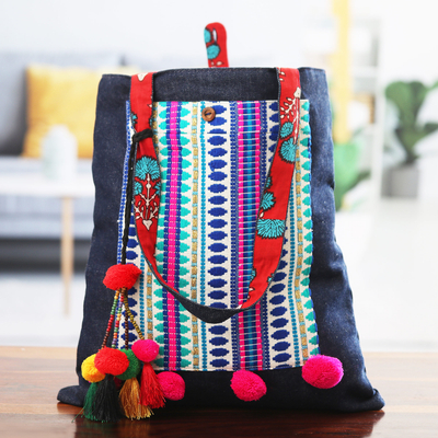 Denim-Einkaufstasche - Bestickte Denim-Einkaufstasche mit bunten Pompons und Perlen