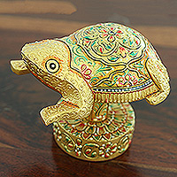Escultura de madera, 'Rana dorada' - Escultura de rana dorada de buena fortuna pintada a mano de la India