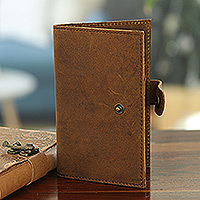 Porta pasaporte de cuero, 'Journey Time' - Porta pasaporte de cuero hecho a mano en un tono marrón