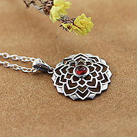 Granat-Anhänger-Halskette, „Perseverance Lotus“ – Lotus-Themen-Halskette aus Sterlingsilber mit Granat