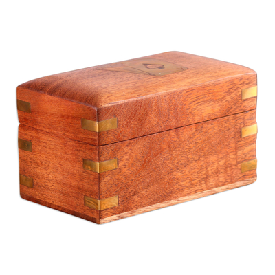 Deckbox aus Holz - Handgefertigte Deckbox aus braunem Akazienholz mit eingelegten Messingmotiven