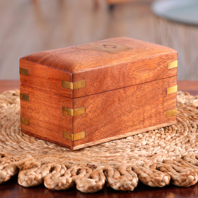 Deckbox aus Holz - Handgefertigte Deckbox aus braunem Akazienholz mit eingelegten Messingmotiven