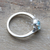 anillo de topacio azul con una sola piedra - Anillo de plata de ley con una sola piedra y topacio azul de un quilate