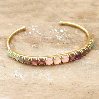 Brazalete de pulsera chapado en oro con múltiples piedras preciosas - Colorido brazalete de múltiples gemas chapado en oro de la India