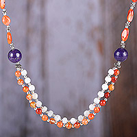 Lange Perlenkette mit mehreren Edelsteinen, „Glorious Connection“ – Lange Halskette mit mehreren Edelsteinen und Silberperlen, hergestellt in Indien