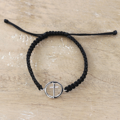 Makramee-Anhängerarmband aus Sterlingsilber - Schwarzes Makramee-Armband mit Kreuzsymbol aus Sterlingsilber