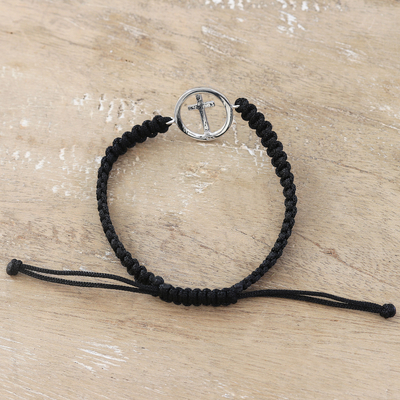 Makramee-Anhängerarmband aus Sterlingsilber - Schwarzes Makramee-Armband mit Kreuzsymbol aus Sterlingsilber