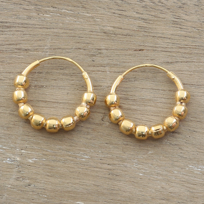 Vergoldete Ohrringe, 'Glory Beads' - Moderner polierter 14k vergoldeter Creolenring aus Indien