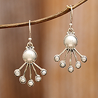 Ohrhänger aus Zuchtperlen, „Sea Crown“ – moderne Ohrhänger aus Sterlingsilber mit cremefarbenen Perlen