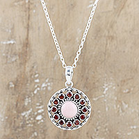 Halskette mit Opal- und Granat-Anhänger, „Hoffnung des Beharrlichen“ – Halskette mit Opal- und Granat-Anhänger aus Sterlingsilber aus Indien