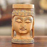 Stifthalter aus Holz, „Buddhas Geduld“ – handgeschnitzter Stifthalter aus Kadam-Holz mit Buddha-Motiv
