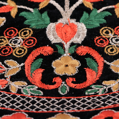 Bolso de mano de terciopelo sintético bordado - Bolso de mano de terciopelo sintético negro con bordado floral en tonos vibrantes