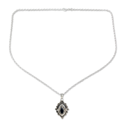 Halskette mit Onyx-Anhänger, 'Mystic Memories'. - Klassische Medaillon-Anhänger-Halskette mit Onyx-Schmuckstück aus Indien