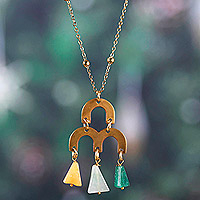 Halskette mit Anhänger aus Achatperlen, „baumelnde Pyramiden“ – Halskette mit Anhänger aus Messing mit Bögen und dreieckigen Achatsteinen