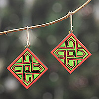 Pendientes colgantes de cerámica, 'Nudo Verde' - Pendientes colgantes de cerámica verdes y rojos geométricos pintados a mano