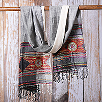 Bestickter Viskose-Schal „Timeless Splendor“ – Gewebter Viskose-Schal mit Stickerei in Grau, Weiß und Rot