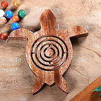Holzlabyrinthspiel „Turtle Roads“ – Schildkrötenförmiges Labyrinthspiel aus poliertem Akazienholz aus Indien