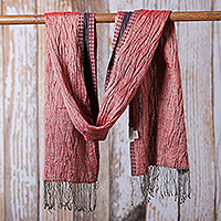 Schal aus Wollmischung, „Crimson Ripples“ – Gewebter Schal aus Wollmischung mit Fransen in Rot mit Wellenstruktur