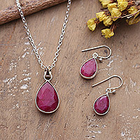 Conjunto de joyas de rubíes, 'Blissful Ruby' - Conjunto de joyas de collar y aretes de rubíes facetados de 18 quilates