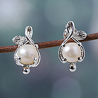Pendientes de botón de perlas cultivadas, 'Delicate Innocence' - Pendientes de botón de plata de ley con hojas pulidas y perlas