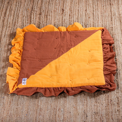 Haustierdecke aus Baumwolle, „Marigold Buttons“ – Haustierdecke aus orangefarbener und marigoldfarbener Baumwolle mit Rüschenkanten